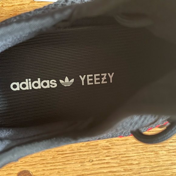 Yeezy Boost 350 V2 BRED Size: 9 NWT and Box - Picture 4 of 8